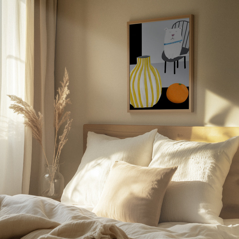 Divertido perro blanco con jarrón de rayas amarillas y blancas  ·  cuadro de decoración