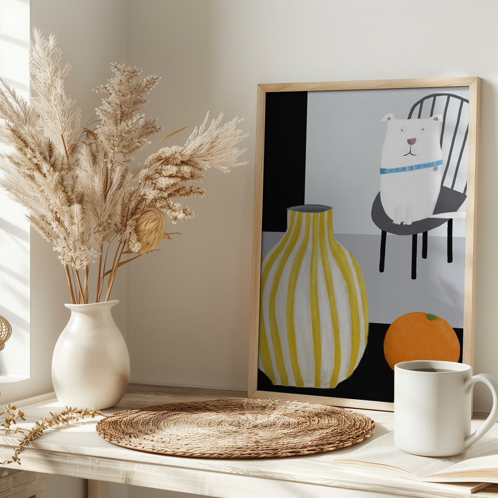 Divertido perro blanco con jarrón de rayas amarillas y blancas  ·  cuadro de decoración
