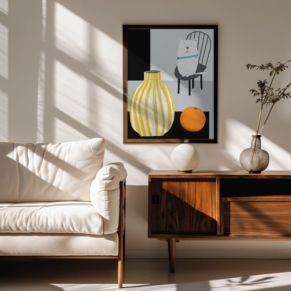 Divertido perro blanco con jarrón de rayas amarillas y blancas  ·  cuadro de decoración