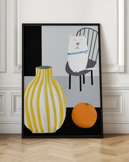Divertido perro blanco con jarrón de rayas amarillas y blancas  ·  cuadro de decoración